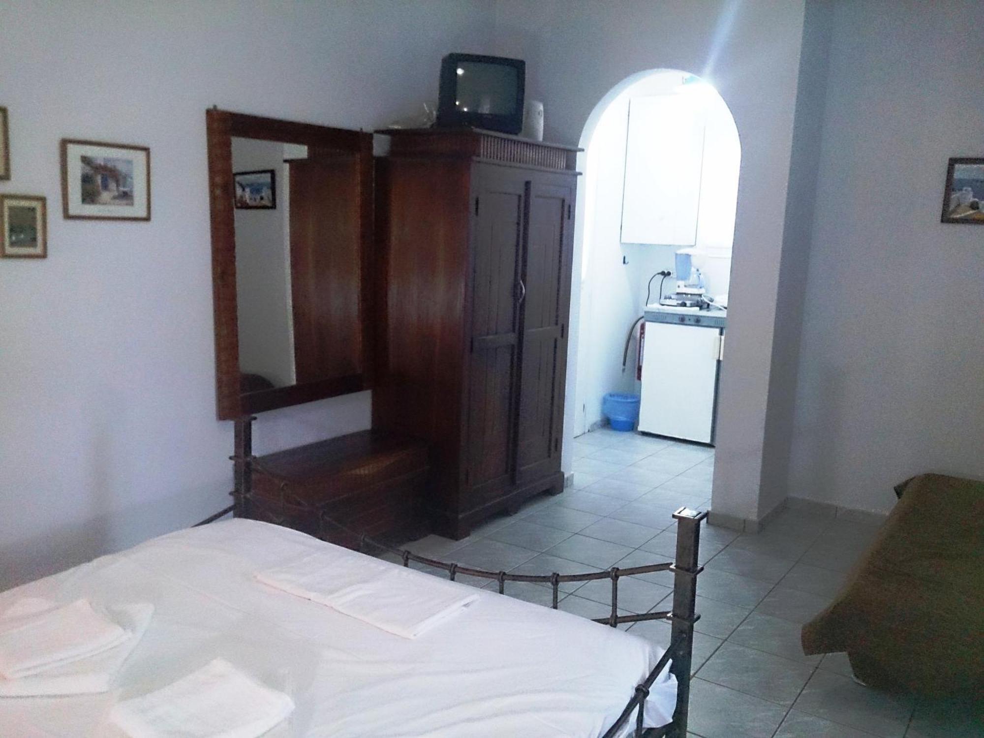 Giannakas Studios Platis Gialos  Bilik gambar